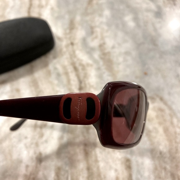 Salvatore Ferragamo sunglasses with iconic double Gancini and case - Picture 4 of 9